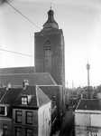835470 Gezicht op de toren van de Buurkerk (Buurkerkhof) te Utrecht, uit het noorden; op de voorgrond de 3e Buurkerksteeg.